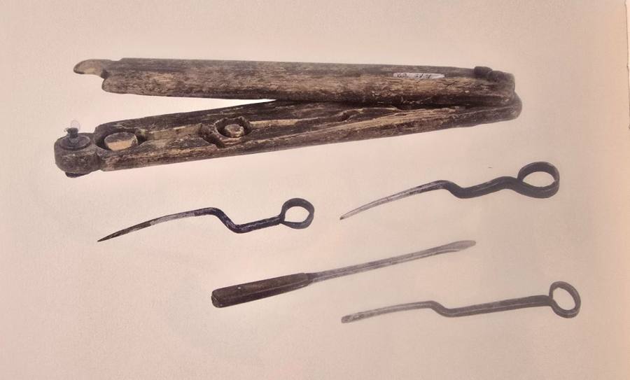 XIX-XX зууны үеийн тэмээний таваг хатгагч багаж хадгалагдаж байна