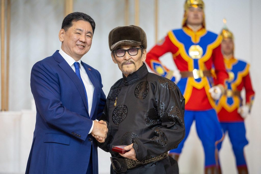 О.Батмөнх Монгол Улсын Соёлын гавьяат зүтгэлтэн цол хүртлээ