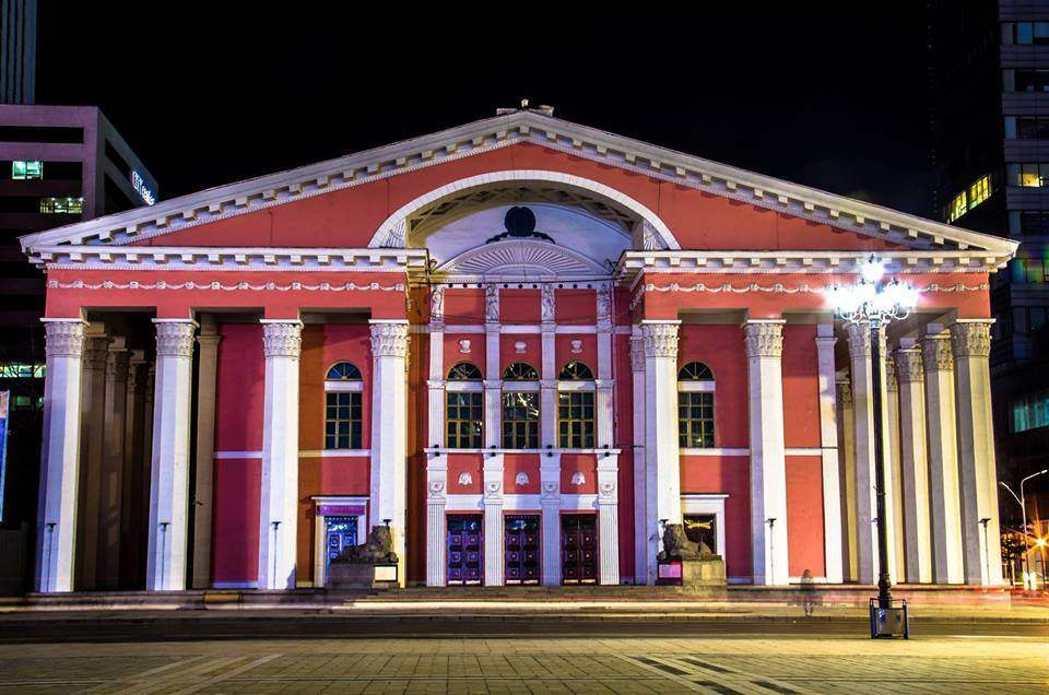 “Толгой”-гүй театрт эрх ашгийн төлөөх тэмцэл ноёлж байна