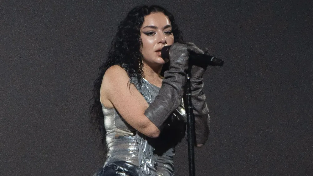 Charli XCX шинэ цомогтойгоор эргэн ирлээ