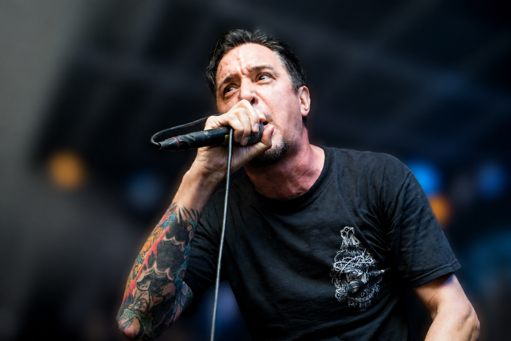 “Sick of It All” хамтлагийн гоцлол дуучин Лу Коллер хорт хавдартай тэмцсэний эцэст 59 насандаа таалал төгслөө