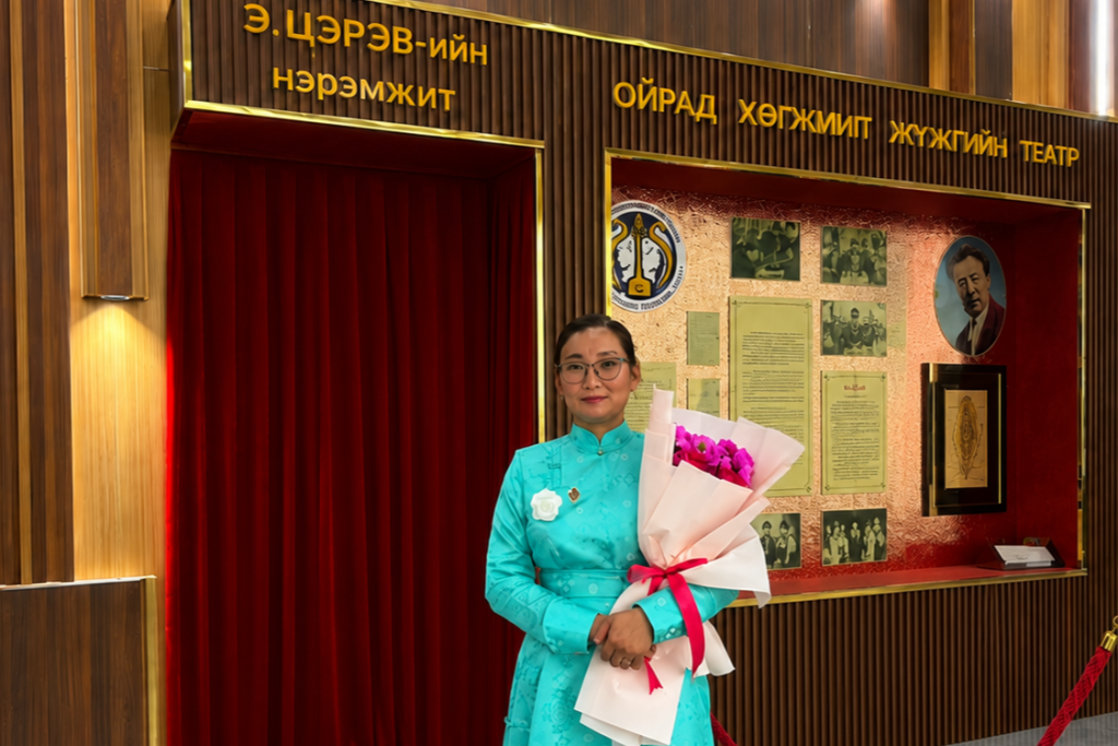 Хүнд өвчнөө ялсан бүсгүй “Аз жаргалд урьсан хайр” ном бичжээ