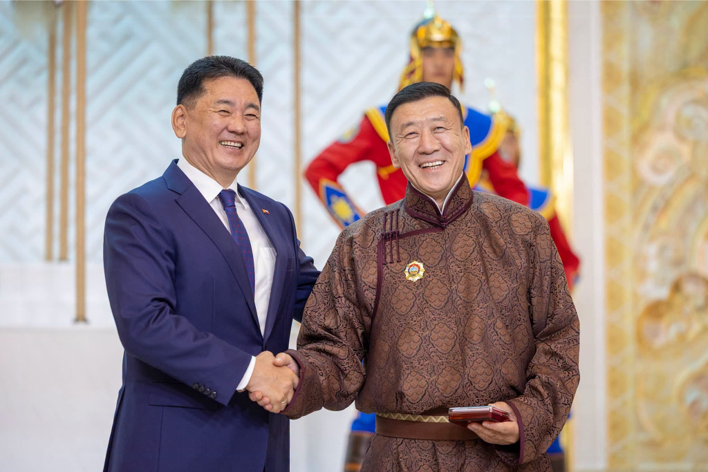 Жүжигчин Б.Батмэнд Хөдөлмөрийн гавьяаны улаан тугийн одон хүртлээ