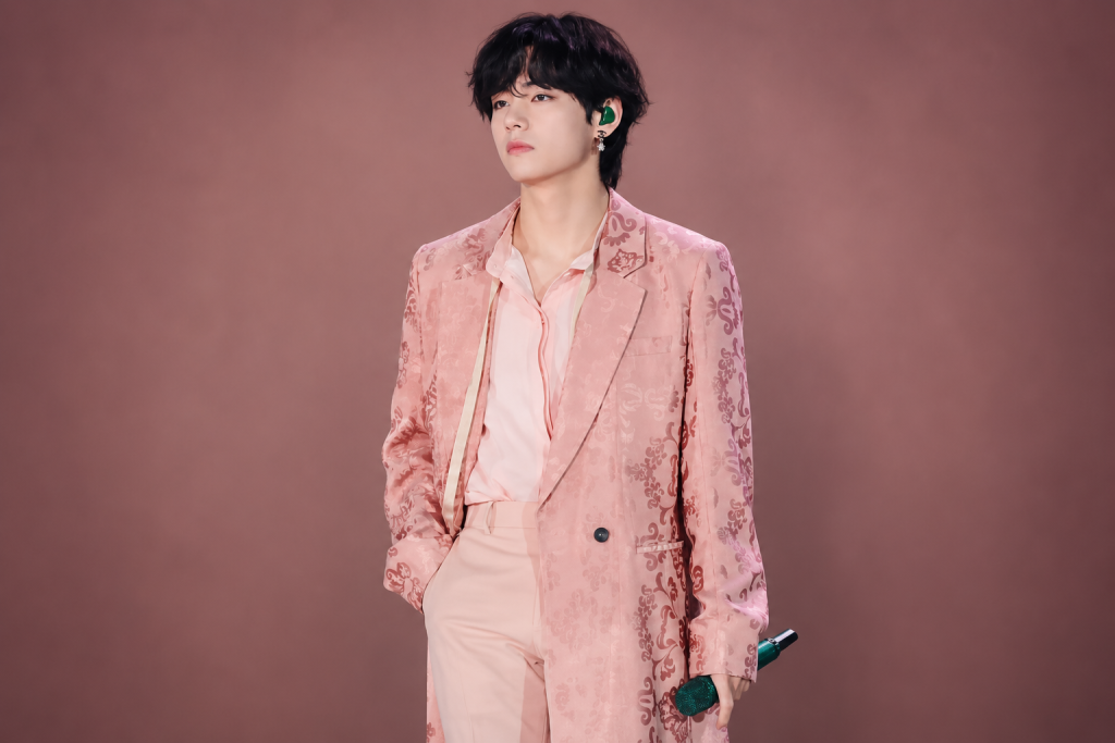 BTS-ийн V сонсголын бэрхшээлтэй фэндээ дохионы хэлээр хариу үзүүлжээ