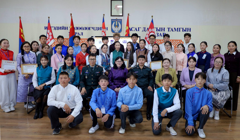 Үндэсний бичгээ түгээн дэлгэрүүлэх үйлсэд сурагчид нэгдэж байна