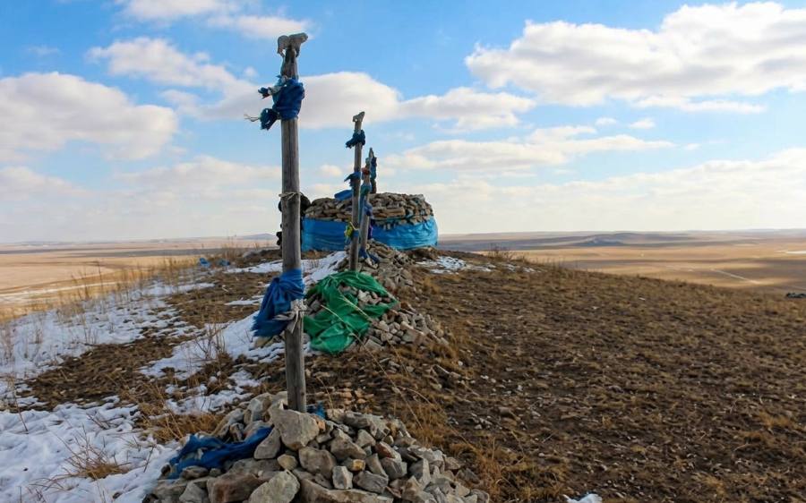 Хэрээ уулын оройд 13 чулуун овоог засаж тахисан байдаг