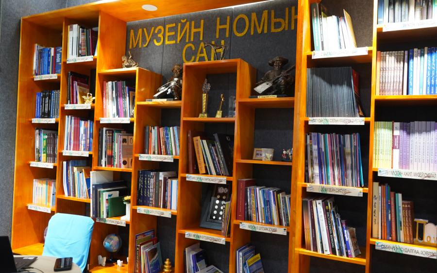 Музейн ажилтнууд номын сан байгуулжээ