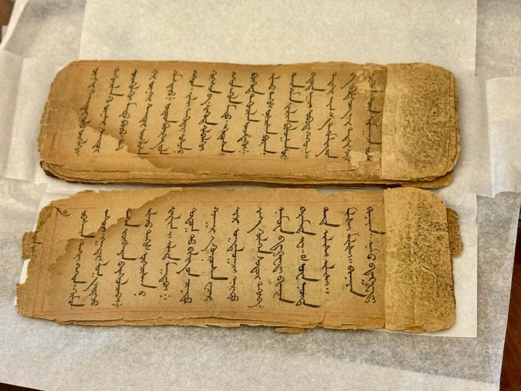 Ватиканы Апостолын архив, номын санд хадгалагдаж буй XIII-XIV зууны Монголын түүхэнд холбогдох нэн ховор баримт бичгүүдийн хуулбарыг хүлээн авчээ